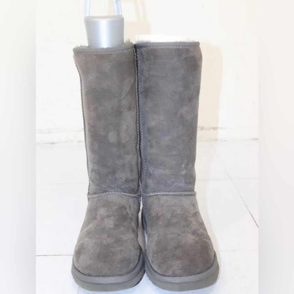 Women’s Ugg winter boots size 8 see pics for spot